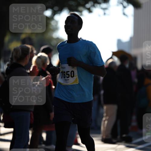 06.10.2024 - 19. swb-Marathon Bremen Michael Strokosch http://msf.ph/oto/7349406 06.10.2024 10:39:16 Laufen 7650 meine-sportfotos.de