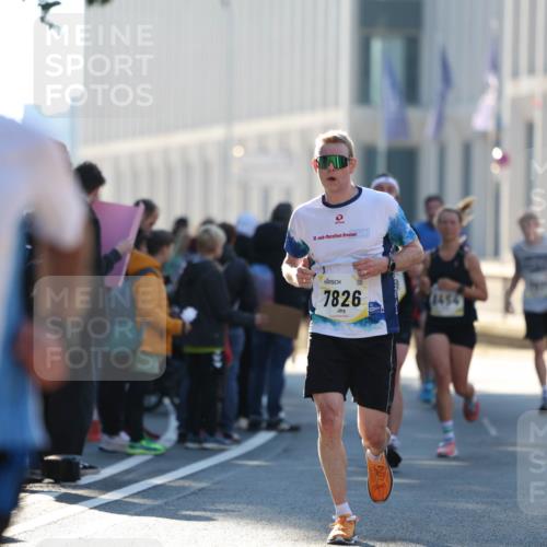 06.10.2024 - 19. swb-Marathon Bremen Michael Strokosch http://msf.ph/oto/7349432 06.10.2024 10:39:22 Laufen 3061, 18, 23, 7826, 1454 meine-sportfotos.de