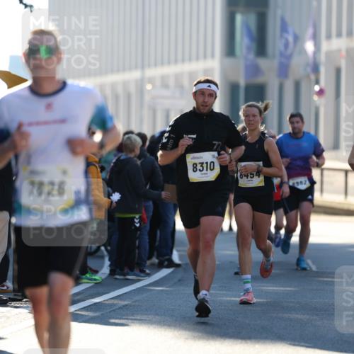 06.10.2024 - 19. swb-Marathon Bremen Michael Strokosch http://msf.ph/oto/7349443 06.10.2024 10:39:24 Laufen 7826, 8310, 8454, 4902, 7771 meine-sportfotos.de