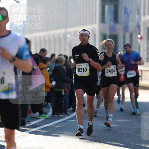 06.10.2024 - 19. swb-Marathon Bremen Michael Strokosch http://msf.ph/oto/7349444 06.10.2024 10:39:24 Laufen 7826, 8310, 8454, 437, 777 meine-sportfotos.de