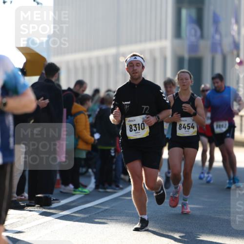 06.10.2024 - 19. swb-Marathon Bremen Michael Strokosch http://msf.ph/oto/7349447 06.10.2024 10:39:24 Laufen 7826, 72, 8310, 8454, 7771 meine-sportfotos.de