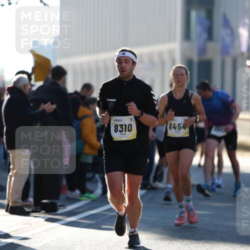 06.10.2024 - 19. swb-Marathon Bremen Michael Strokosch http://msf.ph/oto/7349453 06.10.2024 10:39:24 Laufen 8310, 8454, 7771 meine-sportfotos.de