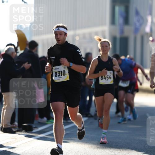 06.10.2024 - 19. swb-Marathon Bremen Michael Strokosch http://msf.ph/oto/7349454 06.10.2024 10:39:25 Laufen 8310, 8454, 7771 meine-sportfotos.de