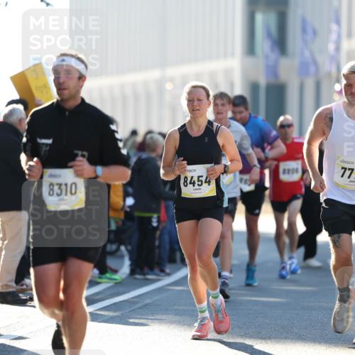 06.10.2024 - 19. swb-Marathon Bremen Michael Strokosch http://msf.ph/oto/7349457 06.10.2024 10:39:25 Laufen 8310, 8454, 7771 meine-sportfotos.de