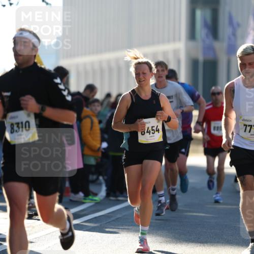 06.10.2024 - 19. swb-Marathon Bremen Michael Strokosch http://msf.ph/oto/7349460 06.10.2024 10:39:25 Laufen 8310, 8454, 777 meine-sportfotos.de