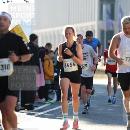 06.10.2024 - 19. swb-Marathon Bremen Michael Strokosch http://msf.ph/oto/7349462 06.10.2024 10:39:26 Laufen 8310, 8454, 571, 7771, 8806 meine-sportfotos.de