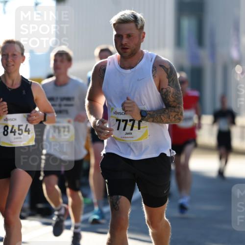 06.10.2024 - 19. swb-Marathon Bremen Michael Strokosch http://msf.ph/oto/7349468 06.10.2024 10:39:27 Laufen 8454, 7571, 7771 meine-sportfotos.de