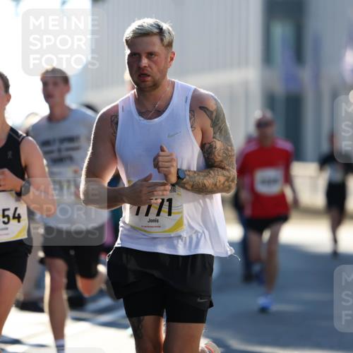 06.10.2024 - 19. swb-Marathon Bremen Michael Strokosch http://msf.ph/oto/7349471 06.10.2024 10:39:27 Laufen 8454, 7771 meine-sportfotos.de