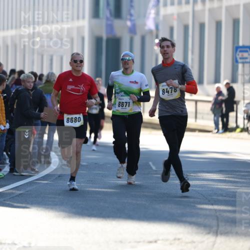 06.10.2024 - 19. swb-Marathon Bremen Michael Strokosch http://msf.ph/oto/7349495 06.10.2024 10:39:35 Laufen 8680, 8671, 8478 meine-sportfotos.de