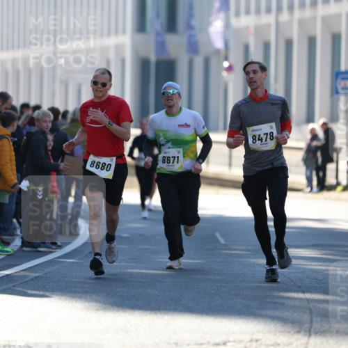 06.10.2024 - 19. swb-Marathon Bremen Michael Strokosch http://msf.ph/oto/7349498 06.10.2024 10:39:36 Laufen 8680, 8478, 8671 meine-sportfotos.de
