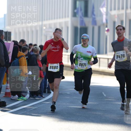 06.10.2024 - 19. swb-Marathon Bremen Michael Strokosch http://msf.ph/oto/7349502 06.10.2024 10:39:36 Laufen 8680, 8671, 8478 meine-sportfotos.de