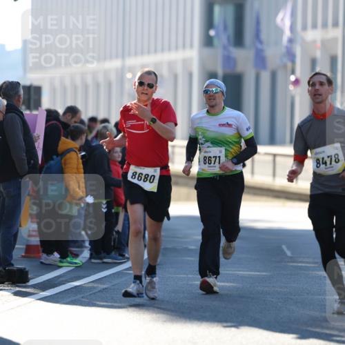 06.10.2024 - 19. swb-Marathon Bremen Michael Strokosch http://msf.ph/oto/7349508 06.10.2024 10:39:36 Laufen 8680, 8671, 8478 meine-sportfotos.de