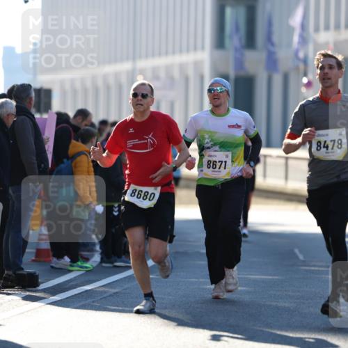 06.10.2024 - 19. swb-Marathon Bremen Michael Strokosch http://msf.ph/oto/7349509 06.10.2024 10:39:36 Laufen 8680, 8671, 8478 meine-sportfotos.de