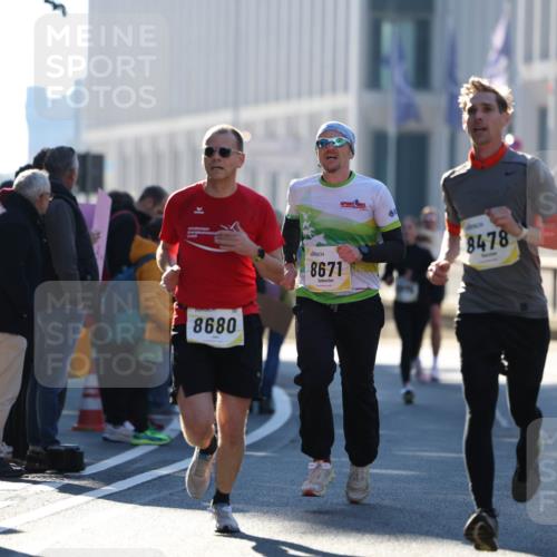 06.10.2024 - 19. swb-Marathon Bremen Michael Strokosch http://msf.ph/oto/7349516 06.10.2024 10:39:37 Laufen 8680, 8671, 8478 meine-sportfotos.de