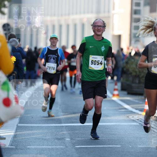 06.10.2024 - 19. swb-Marathon Bremen Michael Strokosch http://msf.ph/oto/7349545 06.10.2024 10:41:18 Laufen 7978, 9054, 335 meine-sportfotos.de