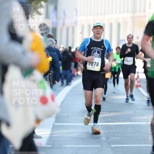 06.10.2024 - 19. swb-Marathon Bremen Michael Strokosch http://msf.ph/oto/7349558 06.10.2024 10:41:20 Laufen 7978, 8452, 9054 meine-sportfotos.de
