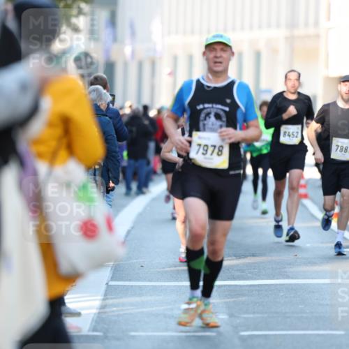 06.10.2024 - 19. swb-Marathon Bremen Michael Strokosch http://msf.ph/oto/7349572 06.10.2024 10:41:21 Laufen 7978, 8452, 7887 meine-sportfotos.de