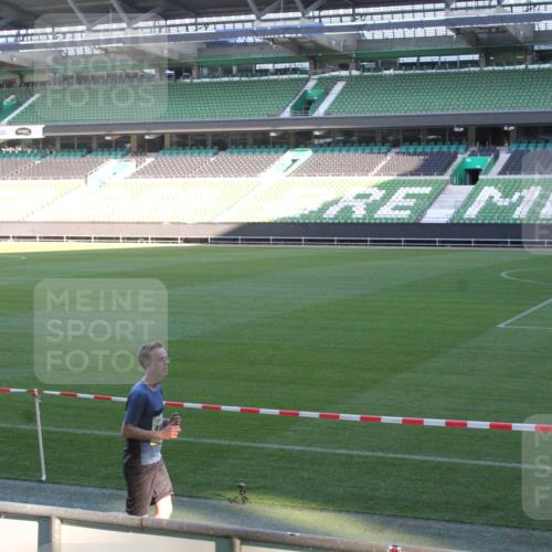 06.10.2024 - 19. swb-Marathon Bremen Yannick Fuchs http://msf.ph/oto/7349634 06.10.2024 10:25:28 Laufen im Stadion 7197, 7259, 7260, 7363, 7571, 7648, 7650, 7756, 7826, 7906, 8209, 8226, 8228, 8242, 8310, 8311, 8313, 8329, 8412, 8445, 8454, 8478, 8497, 8517, 8666, 8671, 8672, 8680, 8713, 8715, 8749, 8796, 8806, 8812, 8905, 8939, 8962, 8975 meine-sportfotos.de