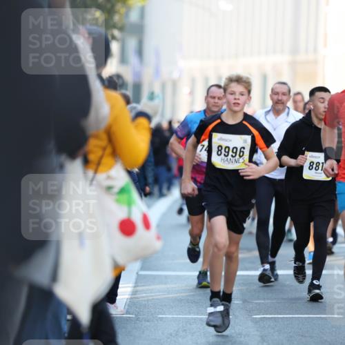 06.10.2024 - 19. swb-Marathon Bremen Michael Strokosch http://msf.ph/oto/7349663 06.10.2024 10:41:46 Laufen 74, 8996, 881, 8997 meine-sportfotos.de