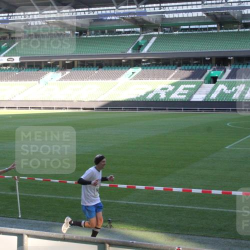 06.10.2024 - 19. swb-Marathon Bremen Yannick Fuchs http://msf.ph/oto/7349700 06.10.2024 10:25:45 Laufen im Stadion 7260, 7294, 7433, 7496, 7548, 7756, 7793, 7826, 7906, 8177, 8228, 8242, 8310, 8412, 8445, 8478, 8481, 8492, 8497, 8517, 8659, 8666, 8671, 8672, 8680, 8713, 8715, 8749, 8806, 8812, 8905, 8939, 8975, 9061 meine-sportfotos.de