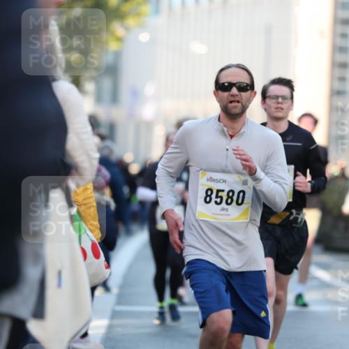 06.10.2024 - 19. swb-Marathon Bremen Michael Strokosch http://msf.ph/oto/7349758 06.10.2024 10:42:08 Laufen 8580 meine-sportfotos.de