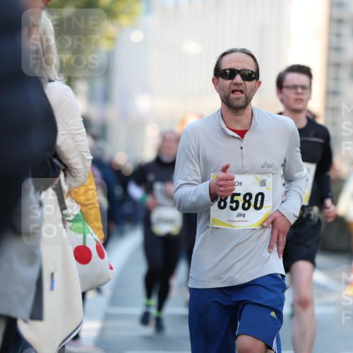 06.10.2024 - 19. swb-Marathon Bremen Michael Strokosch http://msf.ph/oto/7349759 06.10.2024 10:42:08 Laufen 8580 meine-sportfotos.de
