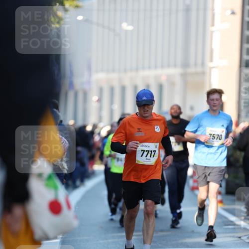 06.10.2024 - 19. swb-Marathon Bremen Michael Strokosch http://msf.ph/oto/7349880 06.10.2024 10:42:32 Laufen 7717, 7570 meine-sportfotos.de