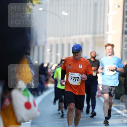 06.10.2024 - 19. swb-Marathon Bremen Michael Strokosch http://msf.ph/oto/7349885 06.10.2024 10:42:32 Laufen 7717, 7570 meine-sportfotos.de