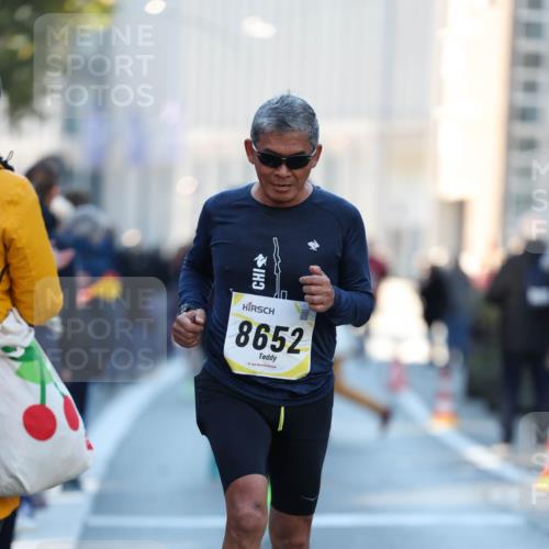 06.10.2024 - 19. swb-Marathon Bremen Michael Strokosch http://msf.ph/oto/7350002 06.10.2024 10:42:55 Laufen 8652 meine-sportfotos.de