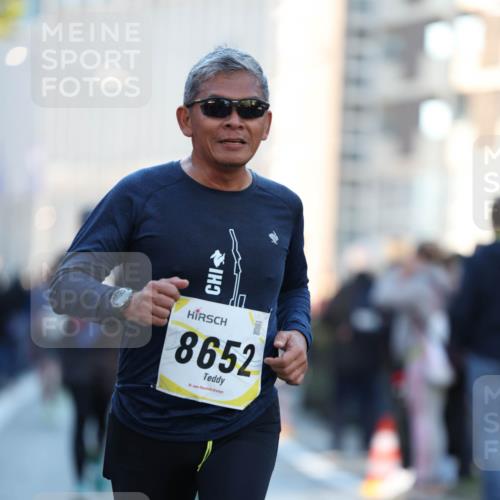 06.10.2024 - 19. swb-Marathon Bremen Michael Strokosch http://msf.ph/oto/7350016 06.10.2024 10:42:56 Laufen 8652 meine-sportfotos.de