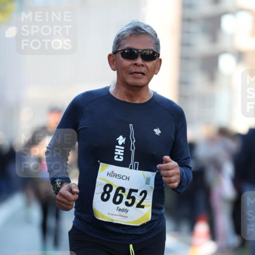06.10.2024 - 19. swb-Marathon Bremen Michael Strokosch http://msf.ph/oto/7350018 06.10.2024 10:42:56 Laufen 8652, 18 meine-sportfotos.de