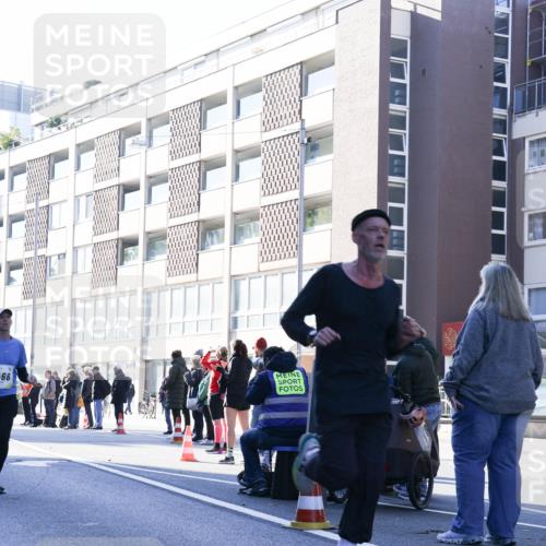 06.10.2024 - 19. swb-Marathon Bremen Matties Gatica Varas http://msf.ph/oto/7356884 06.10.2024 10:35:44 Laufen 66 meine-sportfotos.de