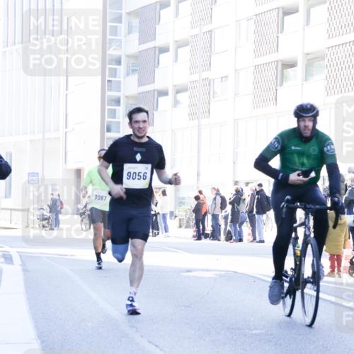 06.10.2024 - 19. swb-Marathon Bremen Matties Gatica Varas http://msf.ph/oto/7356952 06.10.2024 10:36:09 Laufen 9087, 9056 meine-sportfotos.de