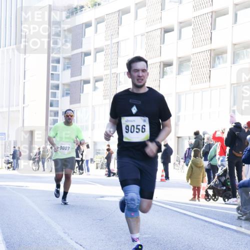 06.10.2024 - 19. swb-Marathon Bremen Matties Gatica Varas http://msf.ph/oto/7356990 06.10.2024 10:36:10 Laufen 9087, 9056 meine-sportfotos.de