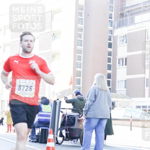 06.10.2024 - 19. swb-Marathon Bremen Matties Gatica Varas http://msf.ph/oto/7357537 06.10.2024 10:37:00 Laufen 8726 meine-sportfotos.de