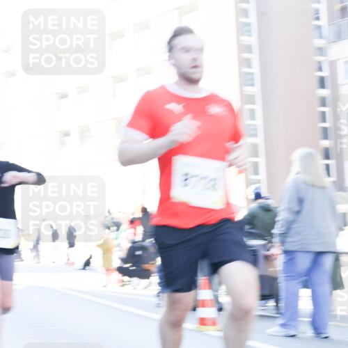 06.10.2024 - 19. swb-Marathon Bremen Matties Gatica Varas http://msf.ph/oto/7357549 06.10.2024 10:37:00 Laufen 874 meine-sportfotos.de