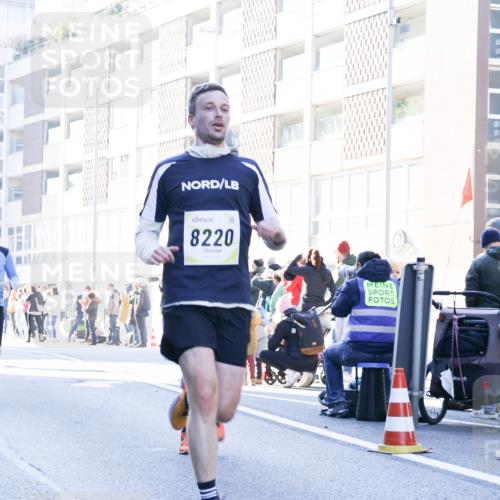 06.10.2024 - 19. swb-Marathon Bremen Matties Gatica Varas http://msf.ph/oto/7357591 06.10.2024 10:37:03 Laufen 8220 meine-sportfotos.de