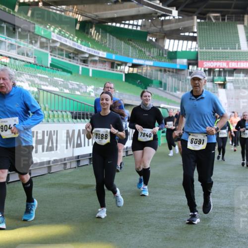 06.10.2024 - 19. swb-Marathon Bremen Yannick Fuchs http://msf.ph/oto/7357627 06.10.2024 10:40:47 Laufen im Stadion 7092, 7129, 7132, 7145, 7272, 7288, 7554, 7598, 7601, 7625, 7661, 7754, 7840, 7888, 7912, 7915, 7928, 7936, 7946, 7972, 7982, 8091, 8146, 8210, 8230, 8688, 8695, 8743, 8746, 8747, 8765, 8808, 8809, 8847, 8899, 8988, 9048, 9076, 9078 meine-sportfotos.de
