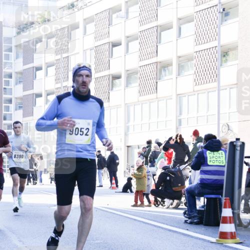 06.10.2024 - 19. swb-Marathon Bremen Matties Gatica Varas http://msf.ph/oto/7357628 06.10.2024 10:37:05 Laufen 8390, 9052 meine-sportfotos.de