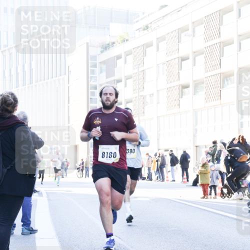 06.10.2024 - 19. swb-Marathon Bremen Matties Gatica Varas http://msf.ph/oto/7357680 06.10.2024 10:37:07 Laufen 8180, 390 meine-sportfotos.de