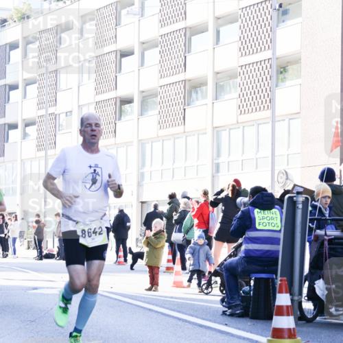 06.10.2024 - 19. swb-Marathon Bremen Matties Gatica Varas http://msf.ph/oto/7357739 06.10.2024 10:37:14 Laufen 8642 meine-sportfotos.de