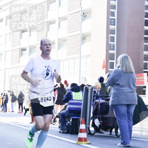 06.10.2024 - 19. swb-Marathon Bremen Matties Gatica Varas http://msf.ph/oto/7357769 06.10.2024 10:37:15 Laufen 8642 meine-sportfotos.de