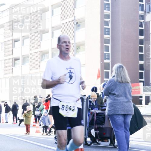 06.10.2024 - 19. swb-Marathon Bremen Matties Gatica Varas http://msf.ph/oto/7357786 06.10.2024 10:37:15 Laufen 8642 meine-sportfotos.de