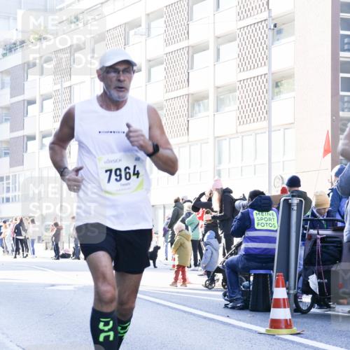 06.10.2024 - 19. swb-Marathon Bremen Matties Gatica Varas http://msf.ph/oto/7357890 06.10.2024 10:37:19 Laufen 7964 meine-sportfotos.de