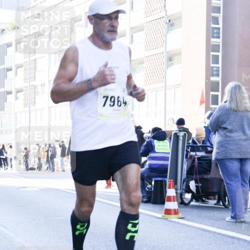 06.10.2024 - 19. swb-Marathon Bremen Matties Gatica Varas http://msf.ph/oto/7357904 06.10.2024 10:37:19 Laufen 7964 meine-sportfotos.de