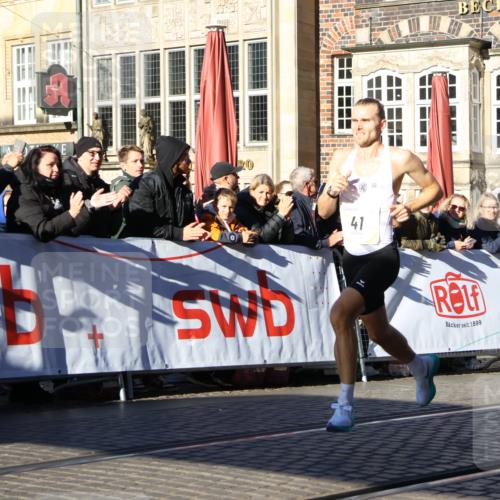 06.10.2024 - 19. swb-Marathon Bremen Strokosch-Dieckow http://msf.ph/oto/7357948 06.10.2024 10:26:39 Ziel 41, 8350, 8396 meine-sportfotos.de