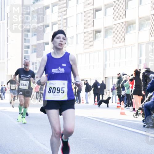 06.10.2024 - 19. swb-Marathon Bremen Matties Gatica Varas http://msf.ph/oto/7358009 06.10.2024 10:37:24 Laufen 9019, 2024, 8331, 8095 meine-sportfotos.de