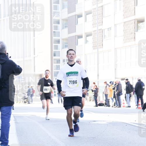 06.10.2024 - 19. swb-Marathon Bremen Matties Gatica Varas http://msf.ph/oto/7358156 06.10.2024 10:37:32 Laufen 8831, 7196 meine-sportfotos.de