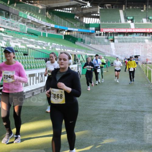 06.10.2024 - 19. swb-Marathon Bremen Yannick Fuchs http://msf.ph/oto/7358221 06.10.2024 10:39:22 Laufen im Stadion 7043, 7115, 7151, 7173, 7219, 7311, 7324, 7331, 7780, 7781, 7868, 7934, 7948, 7960, 8064, 8110, 8126, 8128, 8135, 8247, 8249, 8353, 8453, 8587, 8734, 8795, 8855, 8872, 8881, 8950, 9011, 9113 meine-sportfotos.de