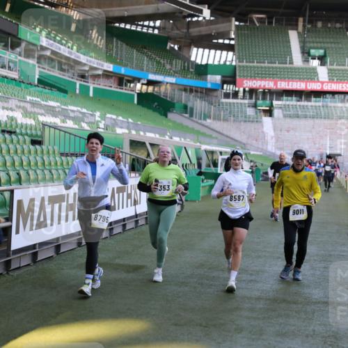 06.10.2024 - 19. swb-Marathon Bremen Yannick Fuchs http://msf.ph/oto/7358366 06.10.2024 10:39:27 Laufen im Stadion 7043, 7151, 7311, 7324, 7331, 7695, 7780, 7781, 7868, 7922, 7934, 7948, 7960, 8064, 8110, 8249, 8279, 8353, 8453, 8587, 8734, 8795, 8855, 8872, 8881, 8950, 9011 meine-sportfotos.de